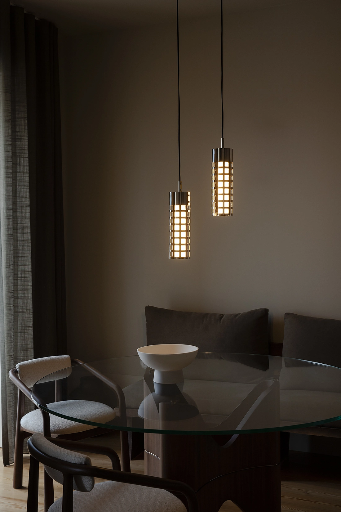 This captivating pendant lamp by SOFIADEFRANCESCO transcends the ordinary, marrying early modern industrial forms with contemporary elegance.